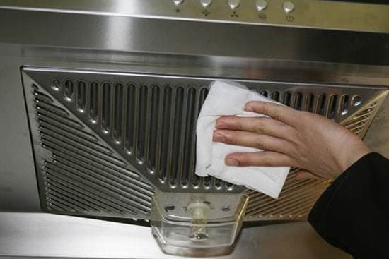 Dù máy hút mùi dính dầu mỡ như thế nào, chỉ sử dụng một chiếc khẩu trang, không cần tháo rời vẫn sẽ sạch như mới ngay lập tức-9