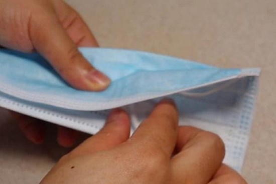 Dù máy hút mùi dính dầu mỡ như thế nào, chỉ sử dụng một chiếc khẩu trang, không cần tháo rời vẫn sẽ sạch như mới ngay lập tức