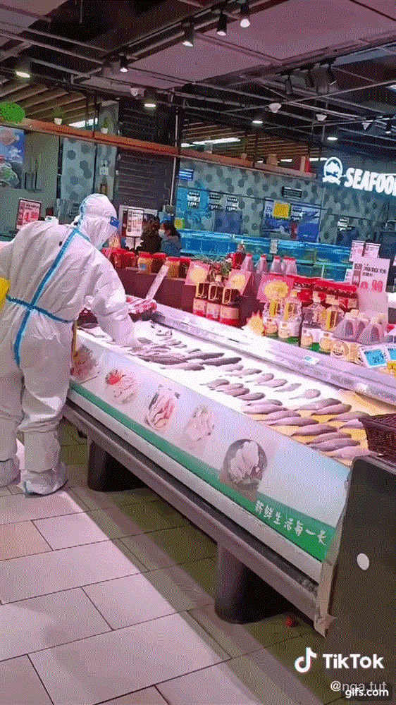 Người Việt ở Trung Quốc kể chuyện đi siêu thị lúc dịch Covid-19 bùng phát: Tận mắt chứng kiến nhân viên lấy mẫu xét nghiệm cho từng con cá đông lạnh!-5