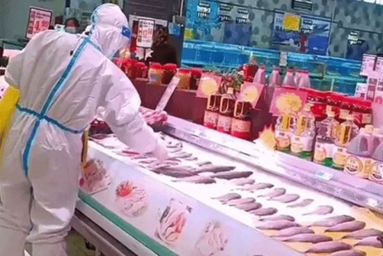 Người Việt ở Trung Quốc kể chuyện đi siêu thị lúc dịch Covid-19 bùng phát: Tận mắt chứng kiến nhân viên lấy mẫu xét nghiệm cho từng con cá đông lạnh!