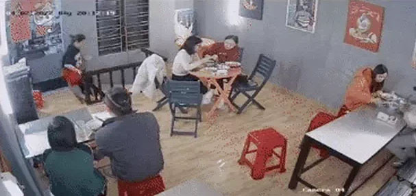 Nữ nhân viên quán ăn gặp sự cố bất ngờ khi đang bưng bê, hành động của soái ca áo xanh khiến dân mạng thả tim rần rần-1