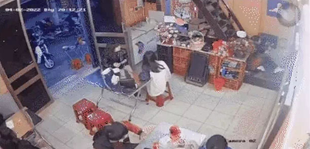 Nữ nhân viên quán ăn gặp sự cố bất ngờ khi đang bưng bê, hành động của soái ca áo xanh khiến dân mạng thả tim rần rần-2