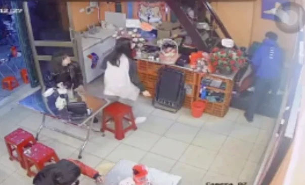 Nữ nhân viên quán ăn gặp sự cố bất ngờ khi đang bưng bê, hành động của soái ca áo xanh khiến dân mạng thả tim rần rần-3