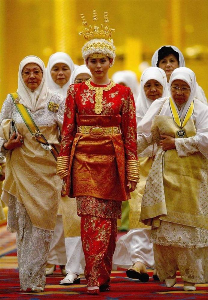 Đám cưới dát vàng với 2000 khách, Lọ Lem thường dân 17 tuổi lên xe hoa với Thái tử sống thế nào trong 18 năm trở thành người Hoàng gia?-8