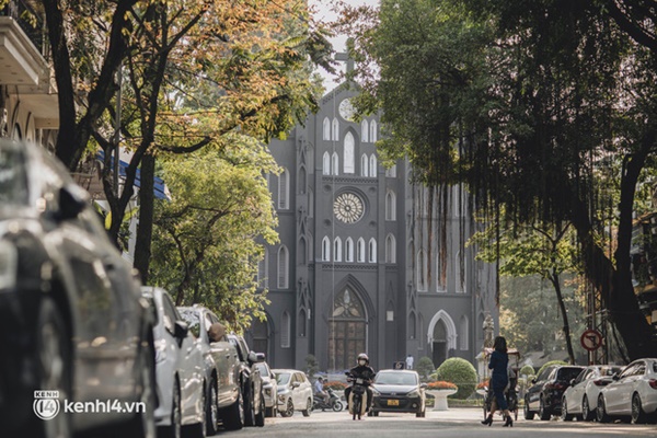 Toàn cảnh Nhà Thờ Lớn - biểu tượng check-in của Hà Nội sau khi thay áo mới, nhiều người vẫn bỡ ngỡ trước diện mạo lạ lùng này-1