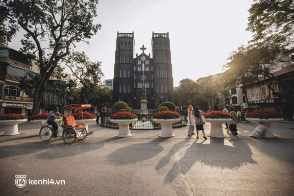 Toàn cảnh Nhà Thờ Lớn - biểu tượng check-in của Hà Nội sau khi thay áo mới, nhiều người vẫn bỡ ngỡ trước diện mạo lạ lùng này-2
