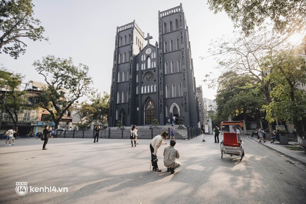 Toàn cảnh Nhà Thờ Lớn - biểu tượng check-in của Hà Nội sau khi thay áo mới, nhiều người vẫn bỡ ngỡ trước diện mạo lạ lùng này-7