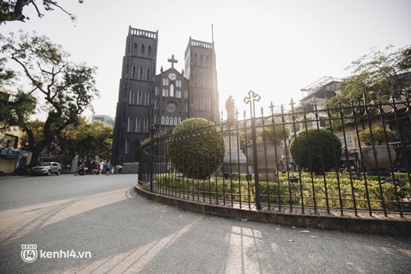 Toàn cảnh Nhà Thờ Lớn - biểu tượng check-in của Hà Nội sau khi thay áo mới, nhiều người vẫn bỡ ngỡ trước diện mạo lạ lùng này-11