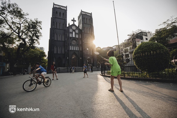 Toàn cảnh Nhà Thờ Lớn - biểu tượng check-in của Hà Nội sau khi thay áo mới, nhiều người vẫn bỡ ngỡ trước diện mạo lạ lùng này-12