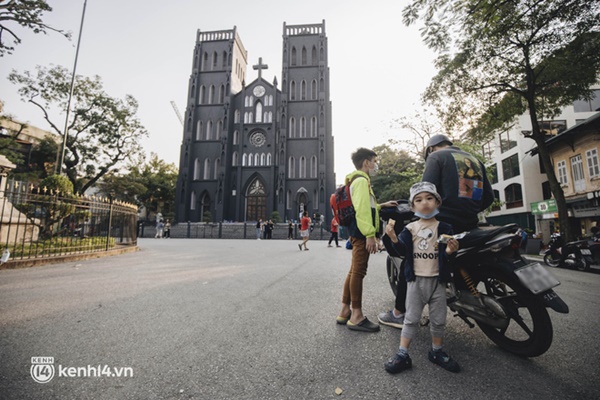 Toàn cảnh Nhà Thờ Lớn - biểu tượng check-in của Hà Nội sau khi thay áo mới, nhiều người vẫn bỡ ngỡ trước diện mạo lạ lùng này-13