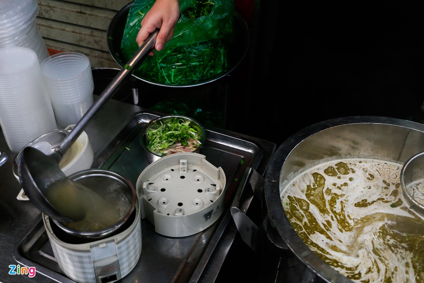 Những hàng phở gà Hà Nội bán vài trăm bát một ngày-10