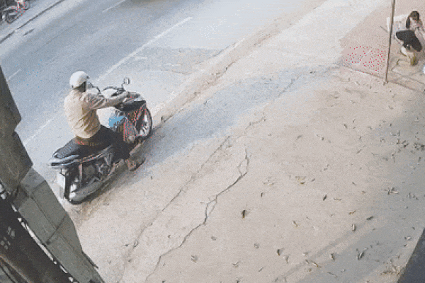 Đang dừng xe bên đường, người đàn ông trung niên bị 'ô tô điên' đâm tử vong