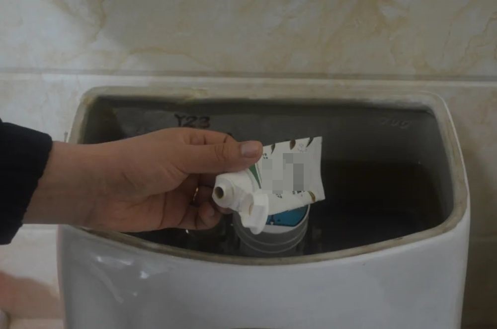 5 công dụng ẩn giấu của vỏ kem đánh răng gần hết, bất ngờ nhất là điều này-3