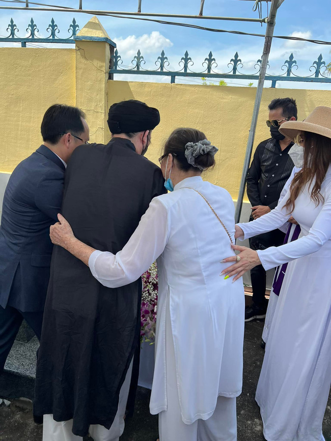 Hoài Linh lâu lắm mới lộ diện, gương mặt già nua và tiều tụy gây sốc-4