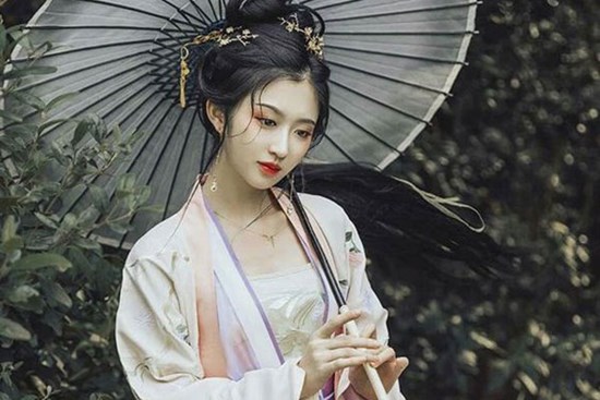 Người mệnh Hỏa tuổi này bước vào tháng 4 gặp nhiều thử thách nhưng nhờ quý nhân phù trợ nên gặp dữ hóa lành, tài vận ngày càng sung túc