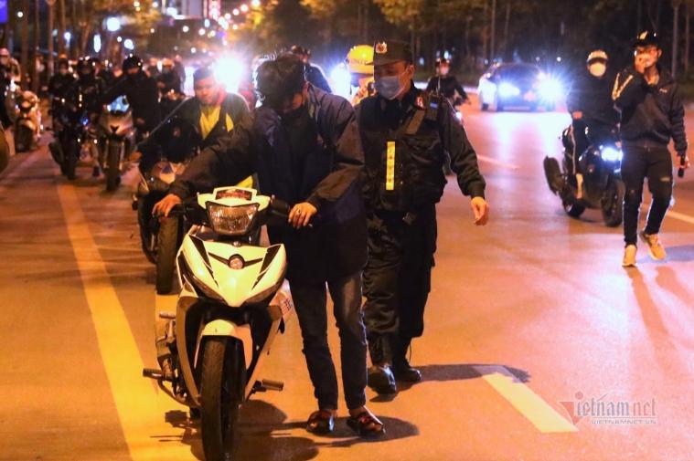 Nẹt pô thổi vào mặt người đi đường, mất lịch sự chứ hay ho gì-1