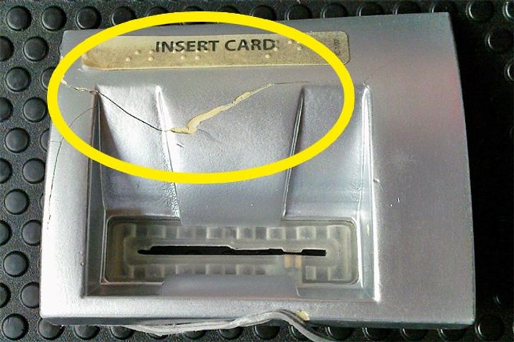 Có 4 cách khôn ngoan giúp bạn phát hiện cây ATM bị gài thiết bị đọc trộm thẻ rút tiền-4