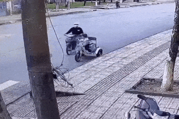 Nam thanh niên cướp điện thoại và tiền của người bán vé số ngồi xe lăn
