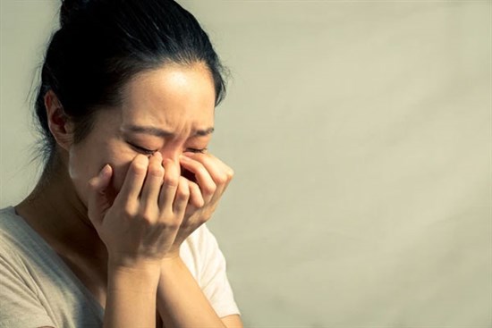 Mẹ kế mất một tháng, tôi dọn dẹp phòng ngủ của bà thì đau đớn khi phát hiện lá thư kẹp trong cuốn sổ đen giấu kín ở hộc tủ