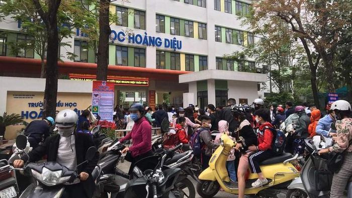 Học sinh từ lớp 1 - 6 trở lại trường: Niềm vui át nỗi lo-1