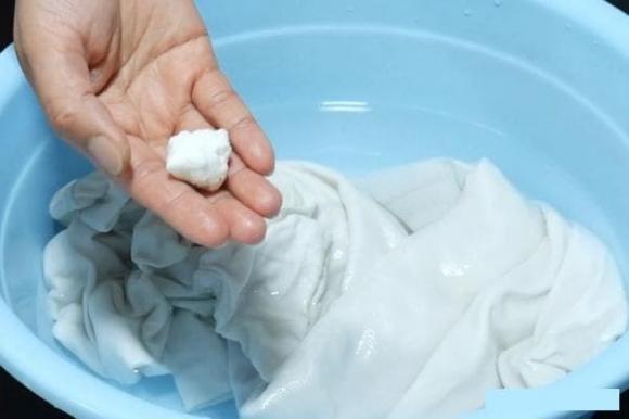 Thêm hai viên này” vào khi giặt quần áo, quần áo dù có bẩn hay ố vàng đến đâu thì sau khi giặt sẽ sạch như mới-7