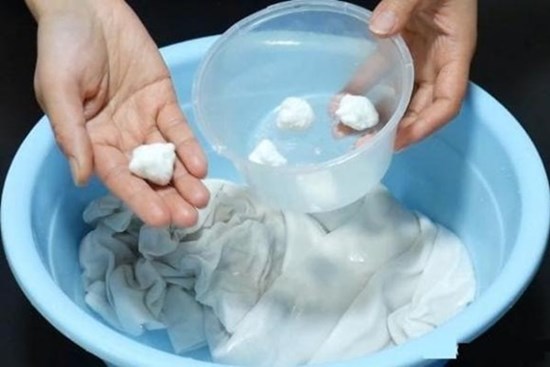 Thêm hai viên “này” vào khi giặt quần áo, quần áo dù có bẩn hay ố vàng đến đâu thì sau khi giặt sẽ sạch như mới
