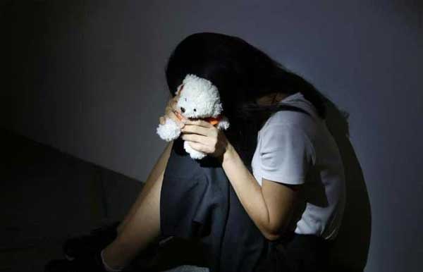 Án mới xử: Cha là cựu cảnh sát dùng bao cao su lạm dụng tình dục con gái suốt thời gian dài, thấy dấu hiệu lạ bắt con nuốt thuốc tránh thai khẩn cấp-1