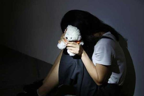 Án mới xử: Cha là cựu cảnh sát dùng bao cao su lạm dụng tình dục con gái suốt thời gian dài, thấy dấu hiệu lạ bắt con nuốt thuốc tránh thai khẩn cấp