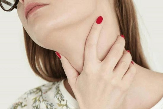 2 điểm bất thường ở cổ là dấu hiệu của ung thư tuyến giáp giai đoạn cuối, cảnh báo 3 nhóm người dễ mắc ung thư nhất cần phải chú ý thăm khám