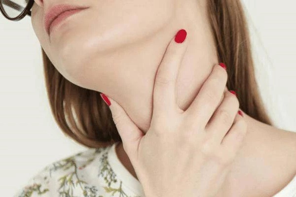 2 điểm bất thường ở cổ là dấu hiệu của ung thư tuyến giáp giai đoạn cuối, cảnh báo 3 nhóm người dễ mắc ung thư nhất cần phải chú ý thăm khám-1