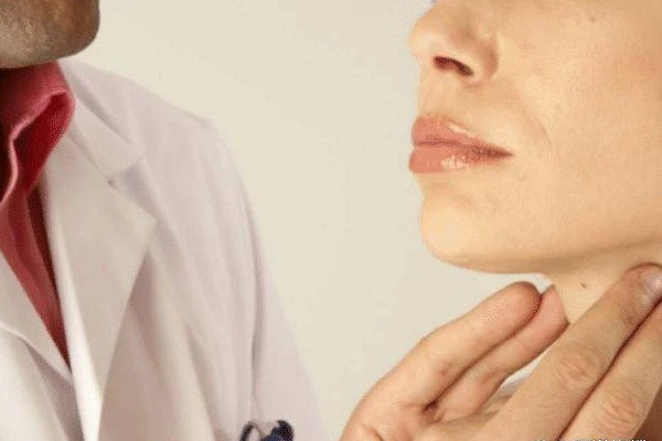 2 điểm bất thường ở cổ là dấu hiệu của ung thư tuyến giáp giai đoạn cuối, cảnh báo 3 nhóm người dễ mắc ung thư nhất cần phải chú ý thăm khám-2