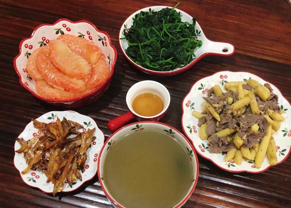 Vợ đảm 9x khoe loạt mâm cơm hấp dẫn dành cho 2 người, chỉ cần 30 phút chuẩn bị là có nhiều món ngon-1