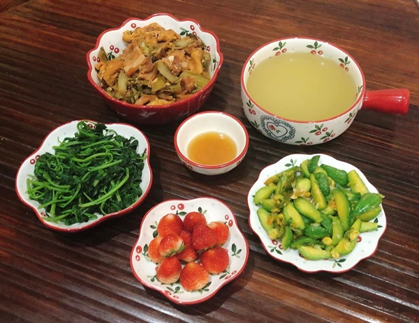 Vợ đảm 9x khoe loạt mâm cơm hấp dẫn dành cho 2 người, chỉ cần 30 phút chuẩn bị là có nhiều món ngon-13