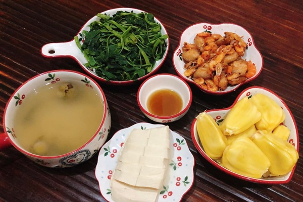 Vợ đảm 9x khoe loạt mâm cơm hấp dẫn dành cho 2 người, chỉ cần 30 phút chuẩn bị là có nhiều món ngon-17