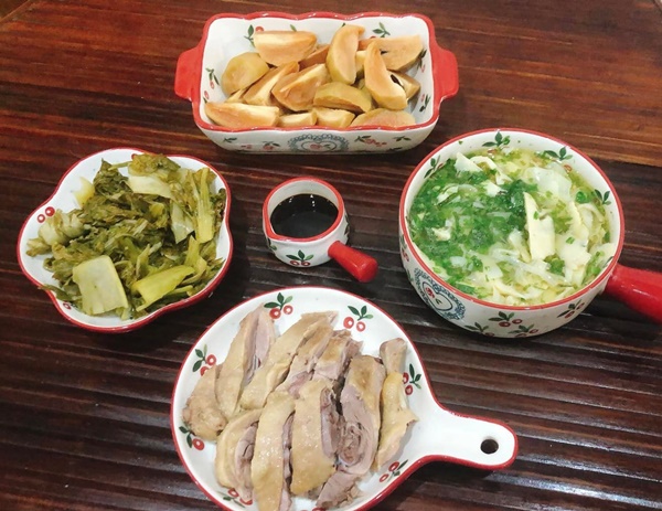 Vợ đảm 9x khoe loạt mâm cơm hấp dẫn dành cho 2 người, chỉ cần 30 phút chuẩn bị là có nhiều món ngon-21