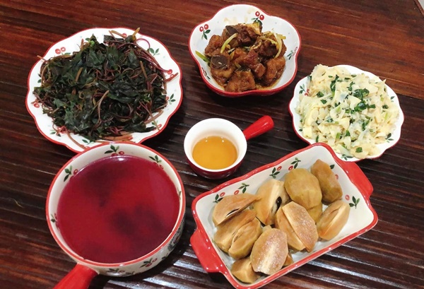 Vợ đảm 9x khoe loạt mâm cơm hấp dẫn dành cho 2 người, chỉ cần 30 phút chuẩn bị là có nhiều món ngon-23