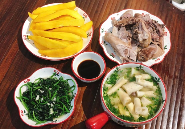 Vợ đảm 9x khoe loạt mâm cơm hấp dẫn dành cho 2 người, chỉ cần 30 phút chuẩn bị là có nhiều món ngon-24