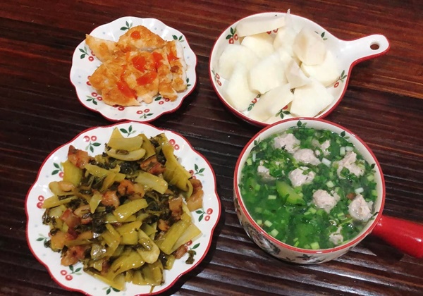 Vợ đảm 9x khoe loạt mâm cơm hấp dẫn dành cho 2 người, chỉ cần 30 phút chuẩn bị là có nhiều món ngon-31