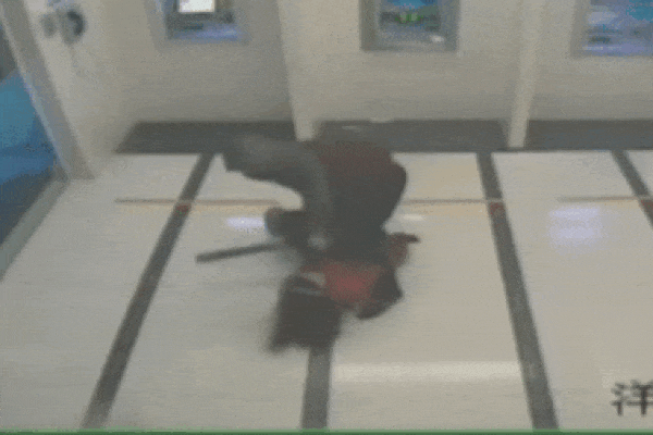 Thấy người phụ nữ loay hoay rút tiền, nam bảo vệ có hành động xấu xí khiến ai cũng phẫn nộ-1