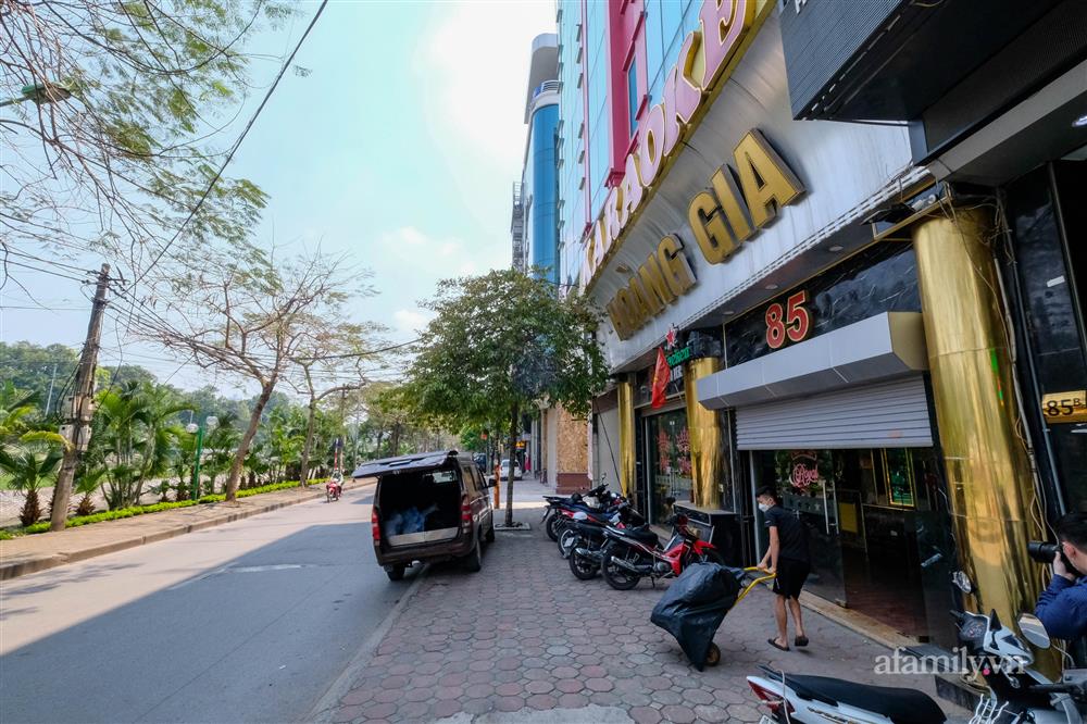 Chủ quán karaoke ở Hà Nội vừa mừng vừa lo trước giờ mở cửa trở lại: Cả năm trời nghỉ dịch, còn ai thích đi hát không?-1