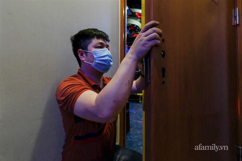 Chủ quán karaoke ở Hà Nội vừa mừng vừa lo trước giờ mở cửa trở lại: Cả năm trời nghỉ dịch, còn ai thích đi hát không?-3