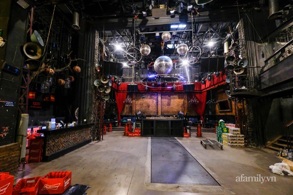 Chủ quán karaoke ở Hà Nội vừa mừng vừa lo trước giờ mở cửa trở lại: Cả năm trời nghỉ dịch, còn ai thích đi hát không?-12