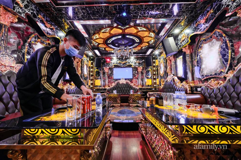 Chủ quán karaoke ở Hà Nội vừa mừng vừa lo trước giờ mở cửa trở lại: Cả năm trời nghỉ dịch, còn ai thích đi hát không?-9