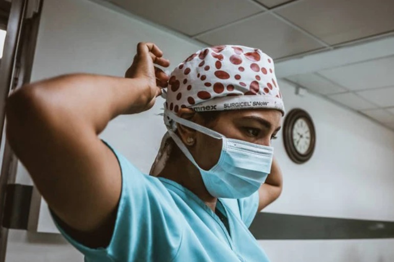Giả mạo làm bác sĩ chuyên khoa hơn 3 năm mà không ai biết, người phụ nữ khiến dư luận ngạc nhiên vì... chữa bệnh cực mát tay-1
