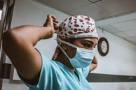 Giả mạo làm bác sĩ chuyên khoa hơn 3 năm mà không ai biết, người phụ nữ khiến dư luận ngạc nhiên vì... chữa bệnh cực mát tay