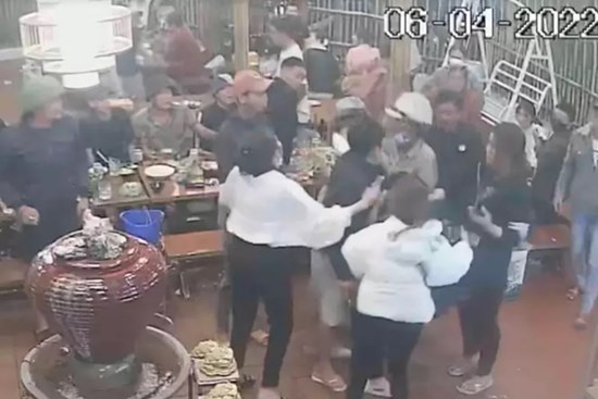 Đến ăn nhậu rồi hành hung, bắt nhân viên nhà hàng đứng xếp hàng để đánh