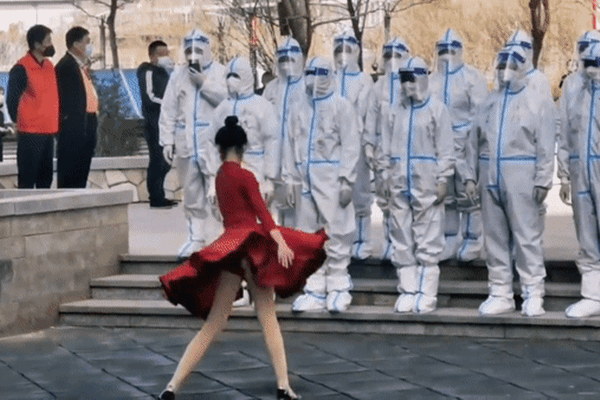 Trào lưu nhảy múa cảm ơn nhân viên y tế gây tranh cãi ở Trung Quốc