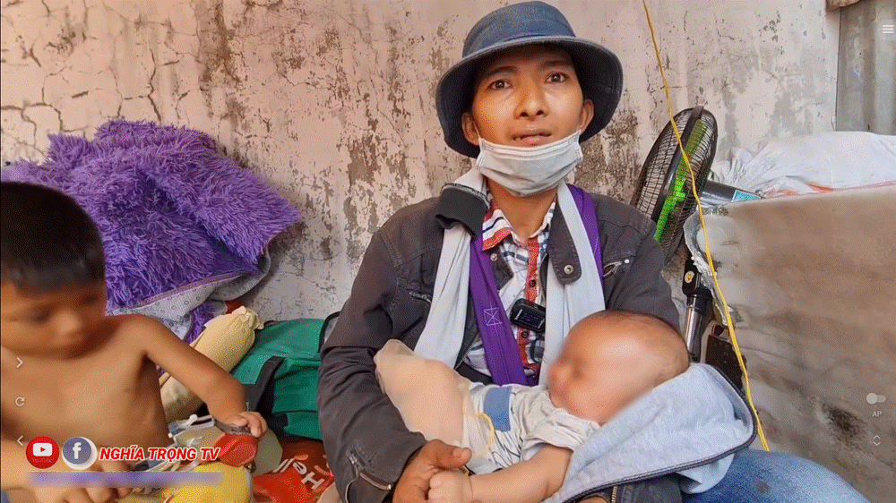 Ông bố dắt 2 con vào nghĩa địa ở, ngày đi bán vé số: Có những lúc không kiếm nổi 5k-1