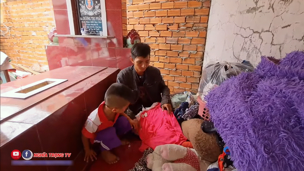 Ông bố dắt 2 con vào nghĩa địa ở, ngày đi bán vé số: Có những lúc không kiếm nổi 5k-5