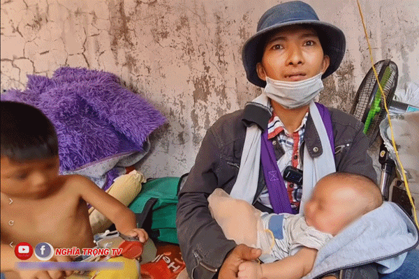 Hình ảnh mới nhất đầy xúc động của 3 bố con dắt nhau tá túc trong khu nghĩa địa ở TP.HCM-9